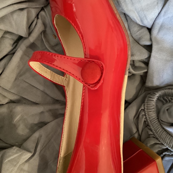 Red patent leather Mary Jane style shoes - Picture 3 of 5